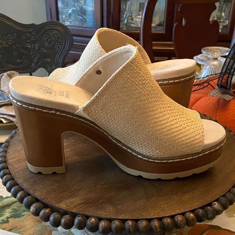 GC Scarlet Platform Mules 
Size 38 - Picture 5 of 8